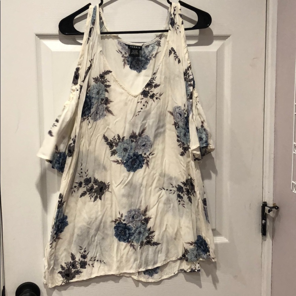 Torrid cold shoulder top size 1XL